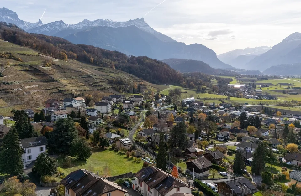 TERRAIN À BÂTIR ~2'083m2 = ~CHF 336.-/m2 / PERMIS EN FORCE 2 VILLAS