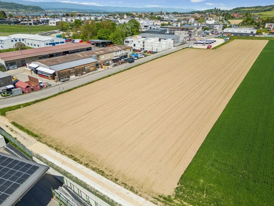 Spacious industrial land in the sought-after Murten economic area