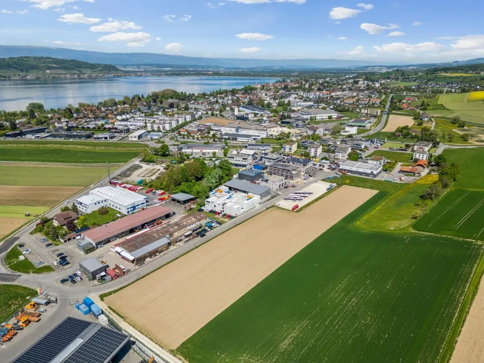 Spacious industrial land in the sought-after Murten economic area