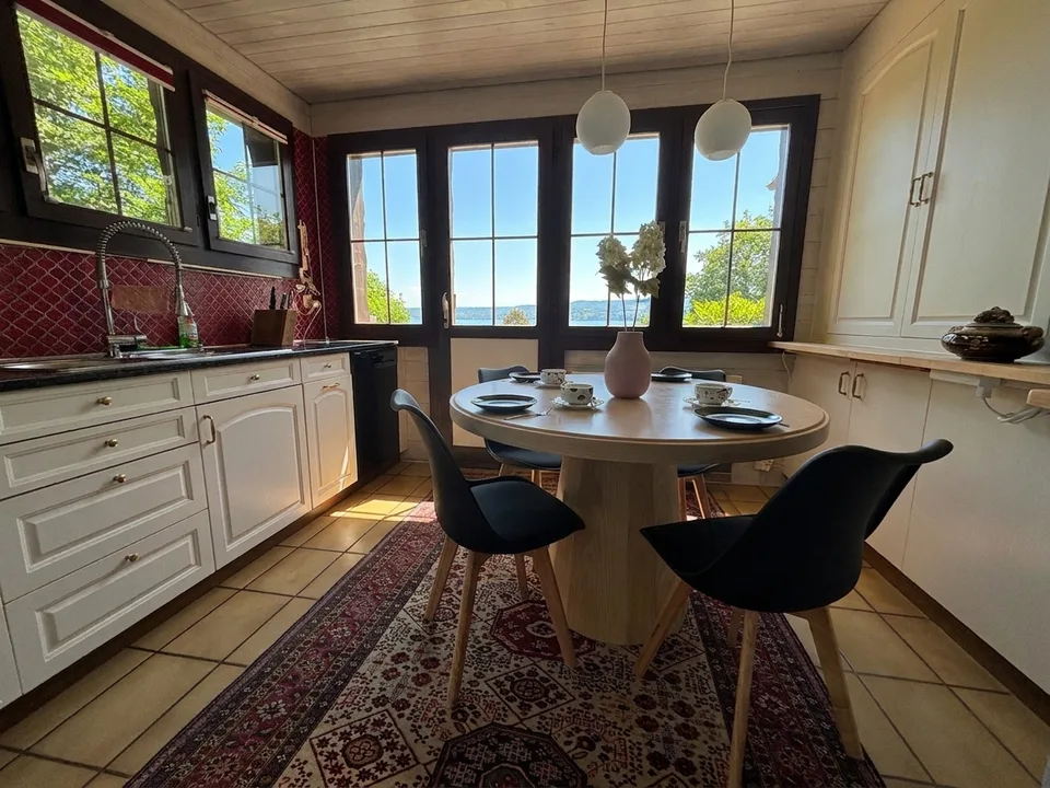 Vista unica sul lago di Thun – Chalet con carattere e potenziale