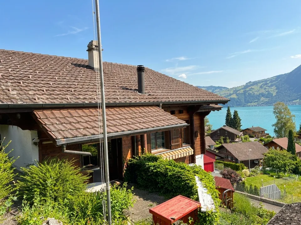 Vista unica sul lago di Thun – Chalet con carattere e potenziale