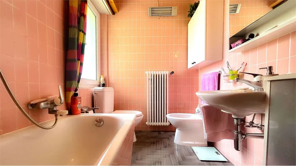 HELLES 4,5-ZIMMER-WOHNUNG MIT GROSSEM BALKON UND FREIER AUSBLICK – Foto 8 von 10