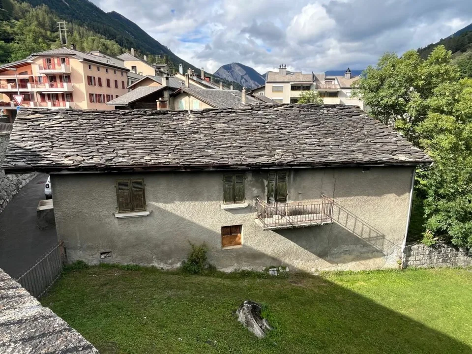 Nel cuore del villaggio di Orsières, casa e fienile da ristrutturare con bella superficie esterna