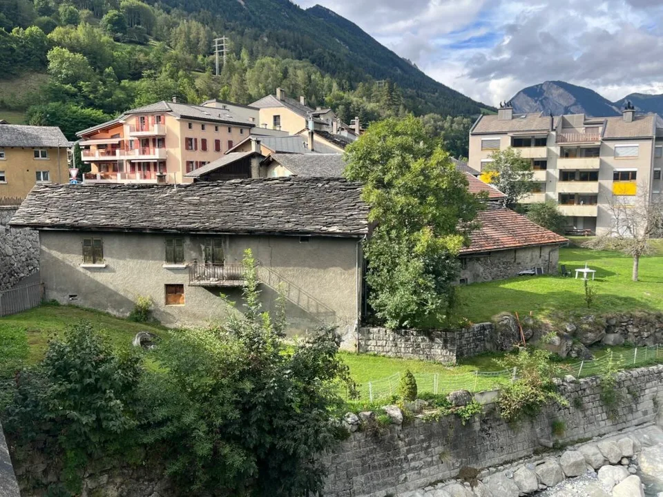 Nel cuore del villaggio di Orsières, casa e fienile da ristrutturare con bella superficie esterna
