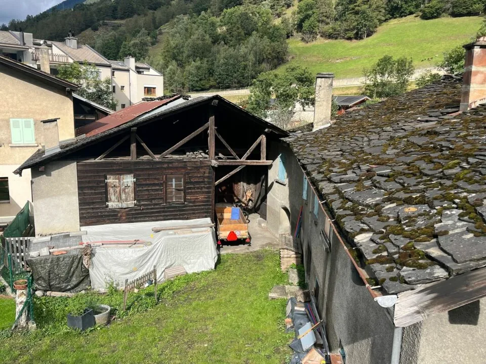 Nel cuore del villaggio di Orsières, casa e fienile da ristrutturare con bella superficie esterna