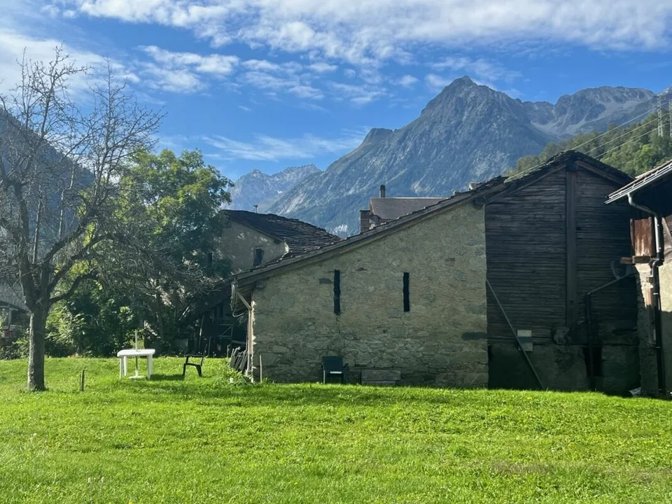 Au coeur du village d'Orsières, maison et grange à rénover avec belle surface extèrieure