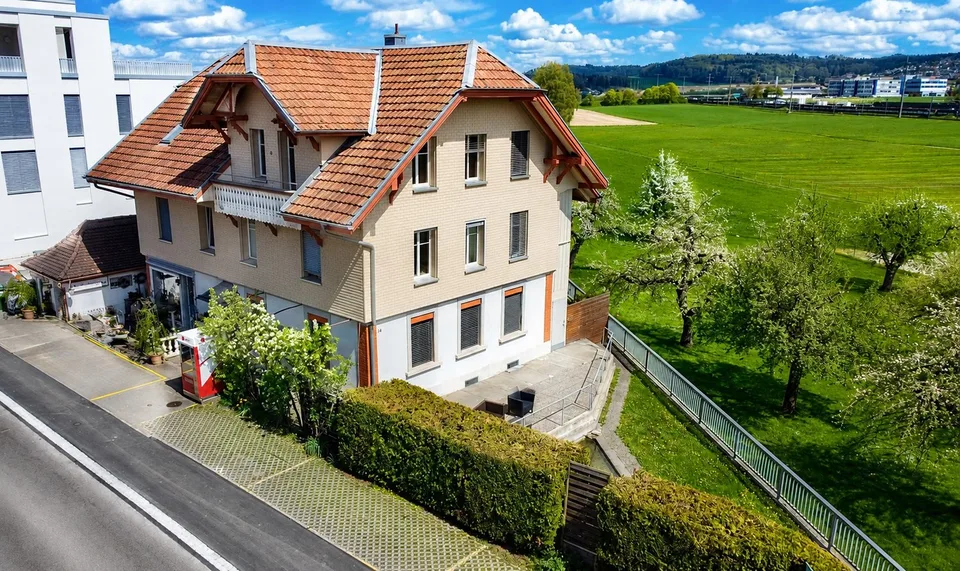 Mehrfamilienhaus mit Gewerbe