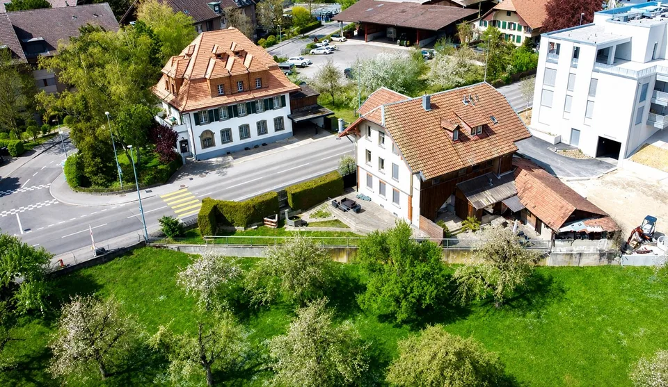 Mehrfamilienhaus mit Gewerbe