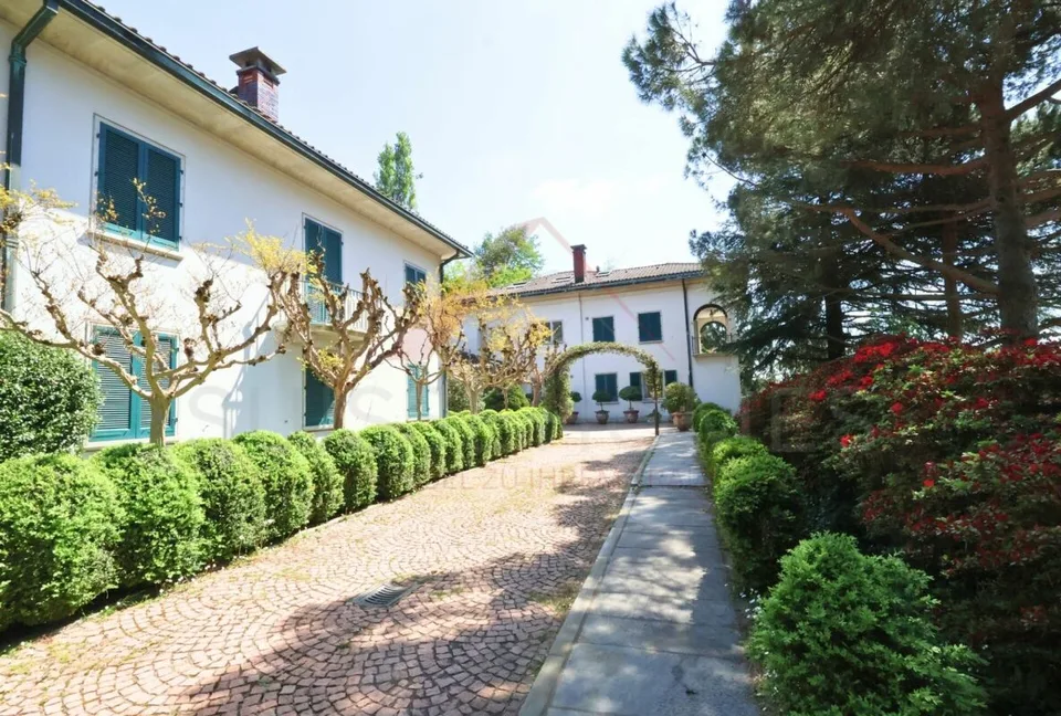 Entwicklungsareal mit drei Wohngebäuden und erheblichem Ausbaupotenzial in Mendrisio
