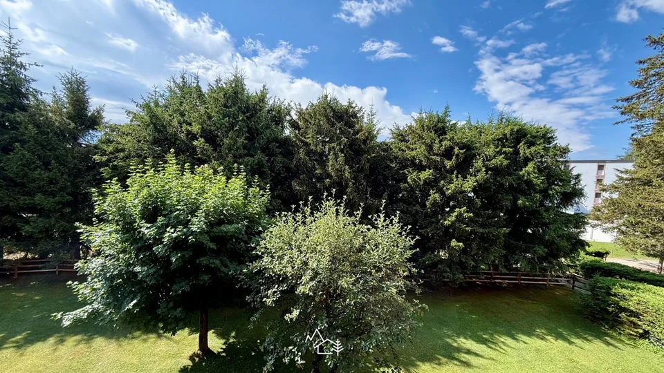 3,5 locali di 93 m² nel cuore di un ambiente eccezionale: sole, natura, golf, sci