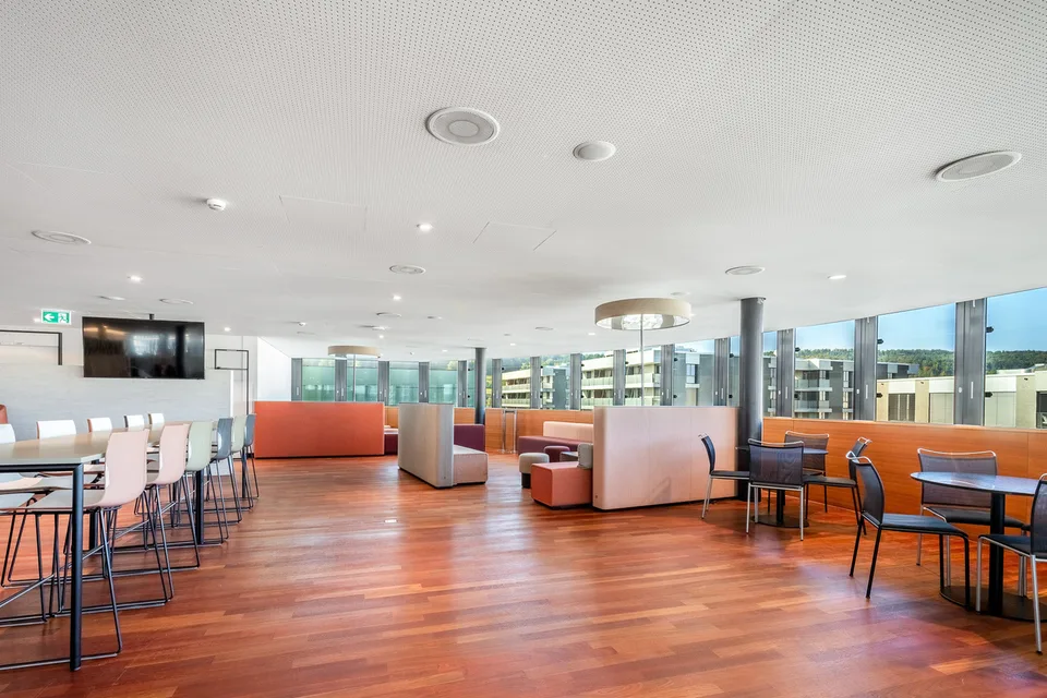 490 m² | Uffici ristrutturati alla stazione di Stettbach