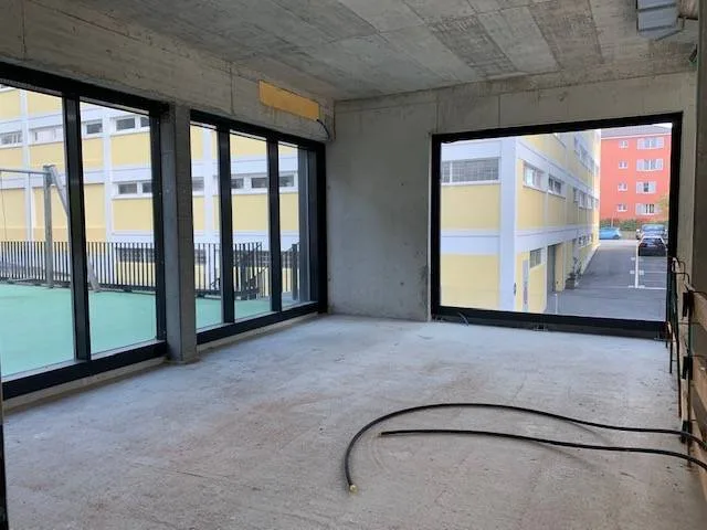 Spazio unico e luminoso di 99 m2 su 2 livelli: ideale per atelier, showroom, ufficio o più!