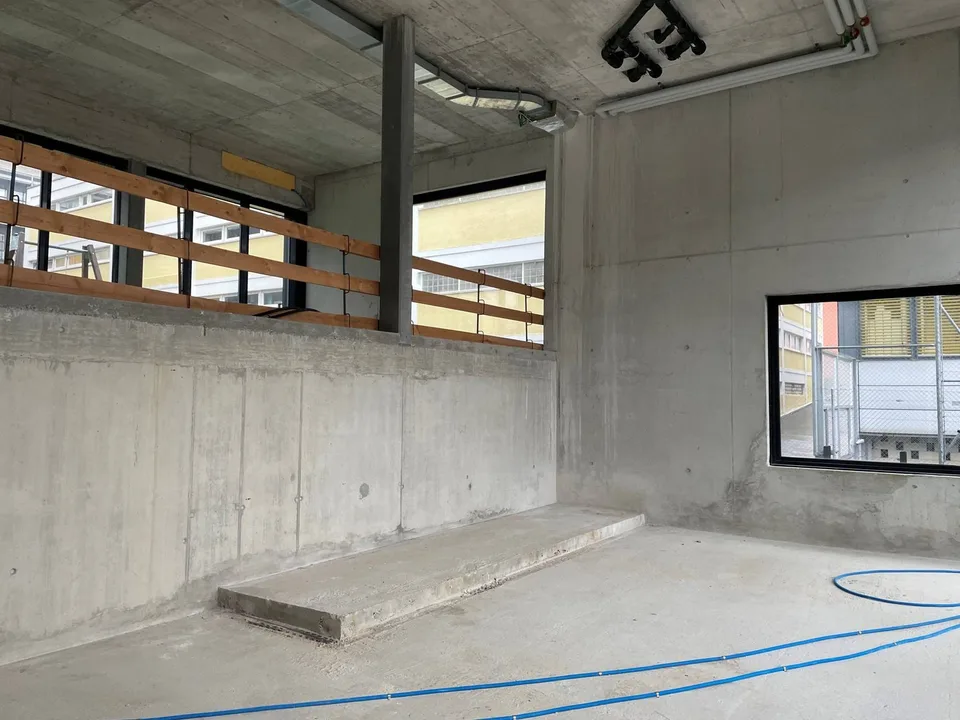 Spazio unico e luminoso di 99 m2 su 2 livelli: ideale per atelier, showroom, ufficio o più!