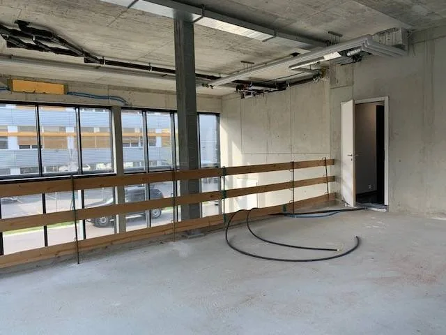 Einzigartiger und heller Raum von 99 m2 auf 2 Ebenen: ideal für Atelier, Showroom, Büro oder mehr! – Foto 6 von 8