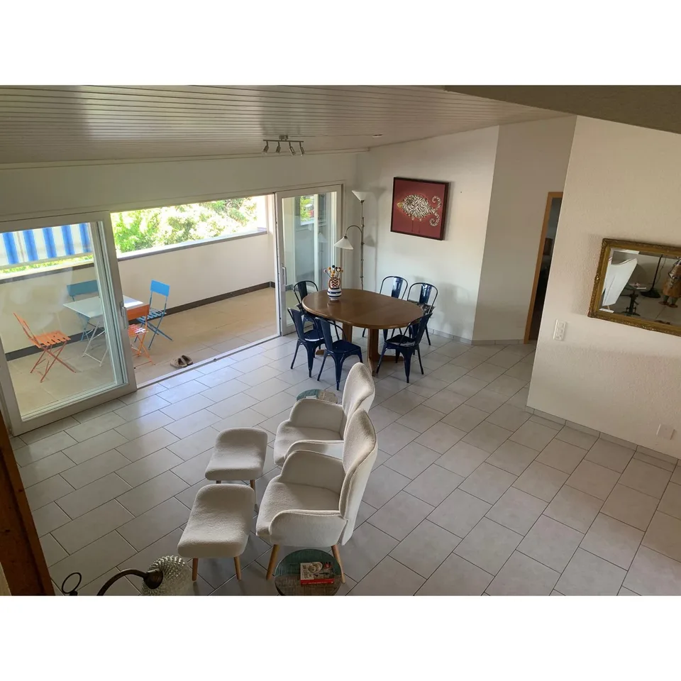 Ampio appartamento di 5 locali con balcone in una zona tranquilla