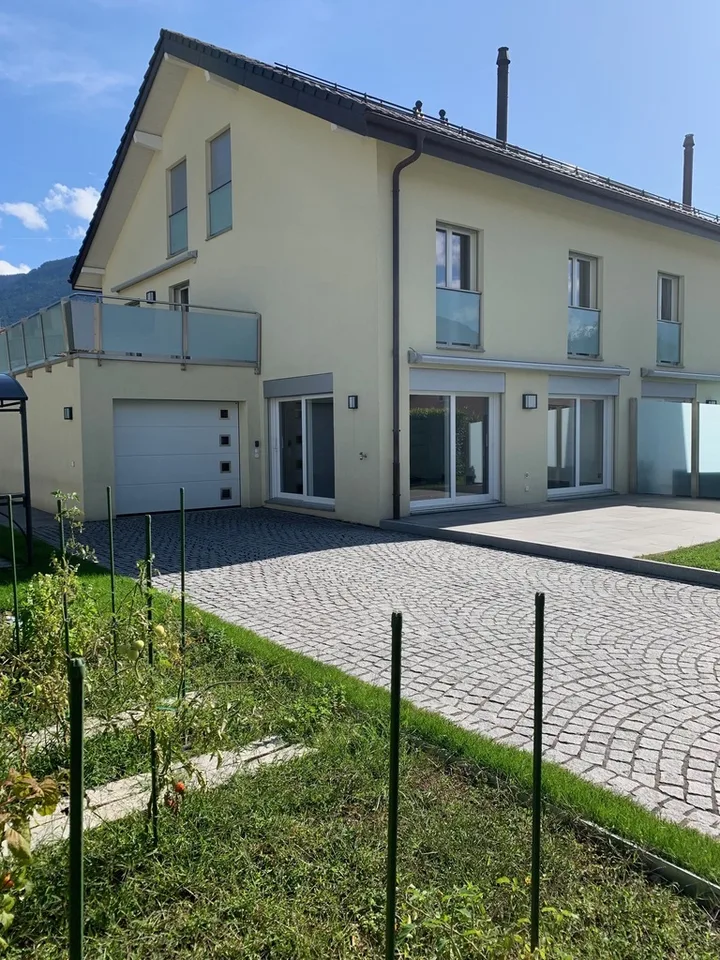 Bella casa a schiera con 8 locali, terrazza e giardino