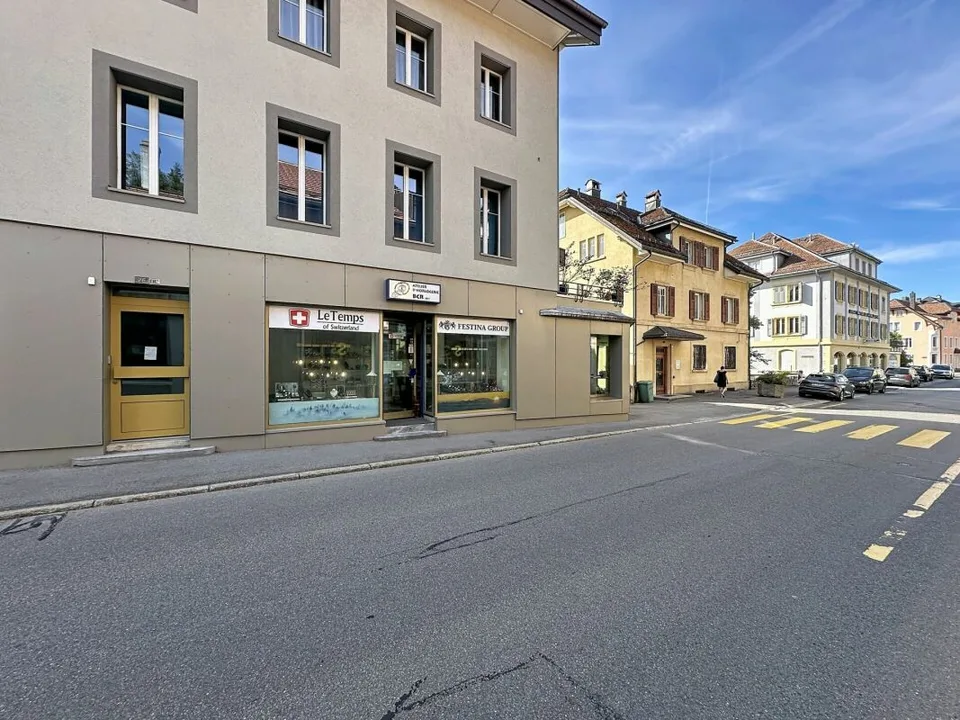 LOCAL COMMERCIAL AVEC VITRINES A LOUER