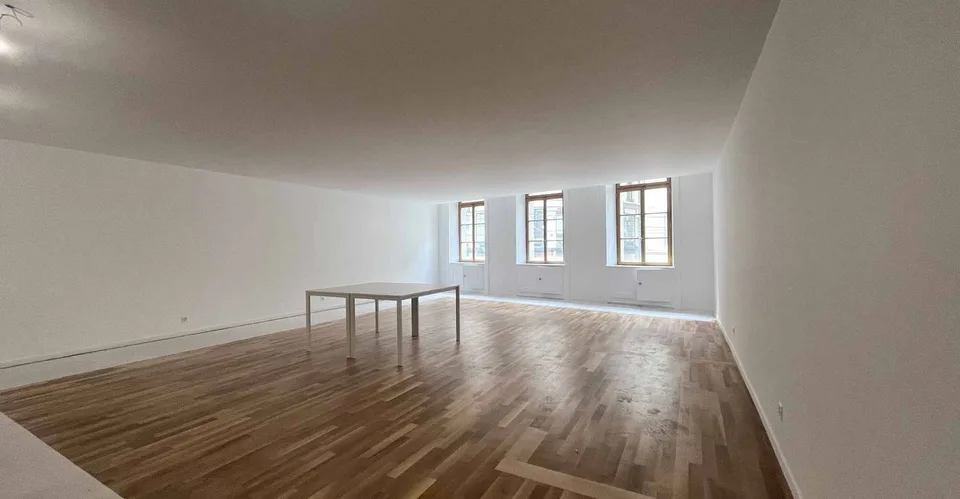 BÜROS DER AUSSERGEWÖHNLICHEN ART 177 M² - RUE DE LA CROIX-D'OR