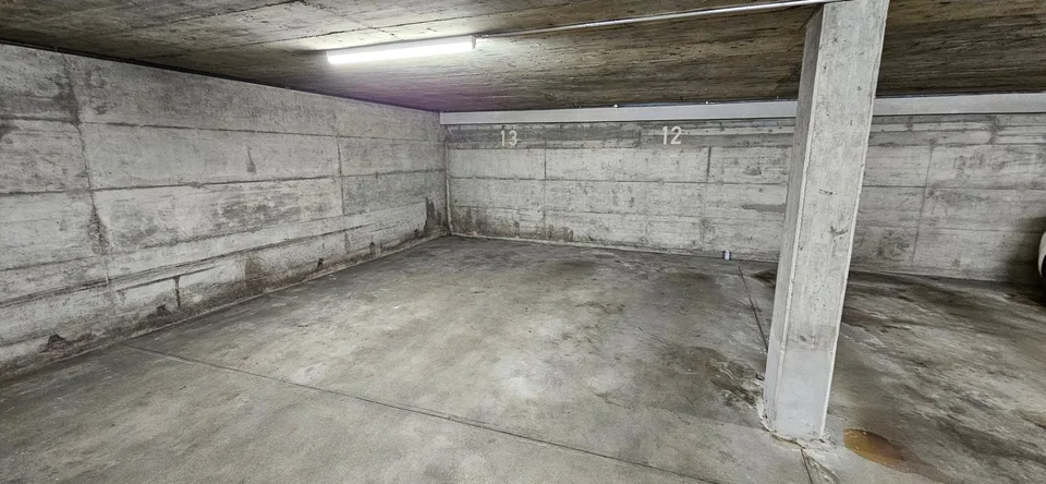 XXL-Einstellhallenplatz zu vermieten