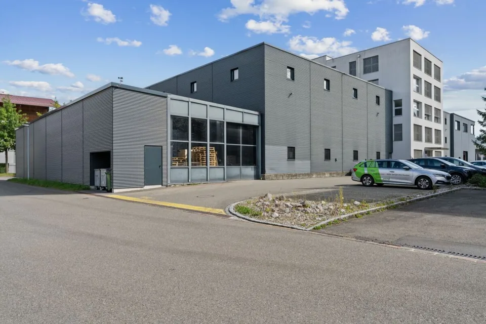 Geschäftshaus mit 10 m Hochregallager und 800 m2 Büro zentral im Mittelland