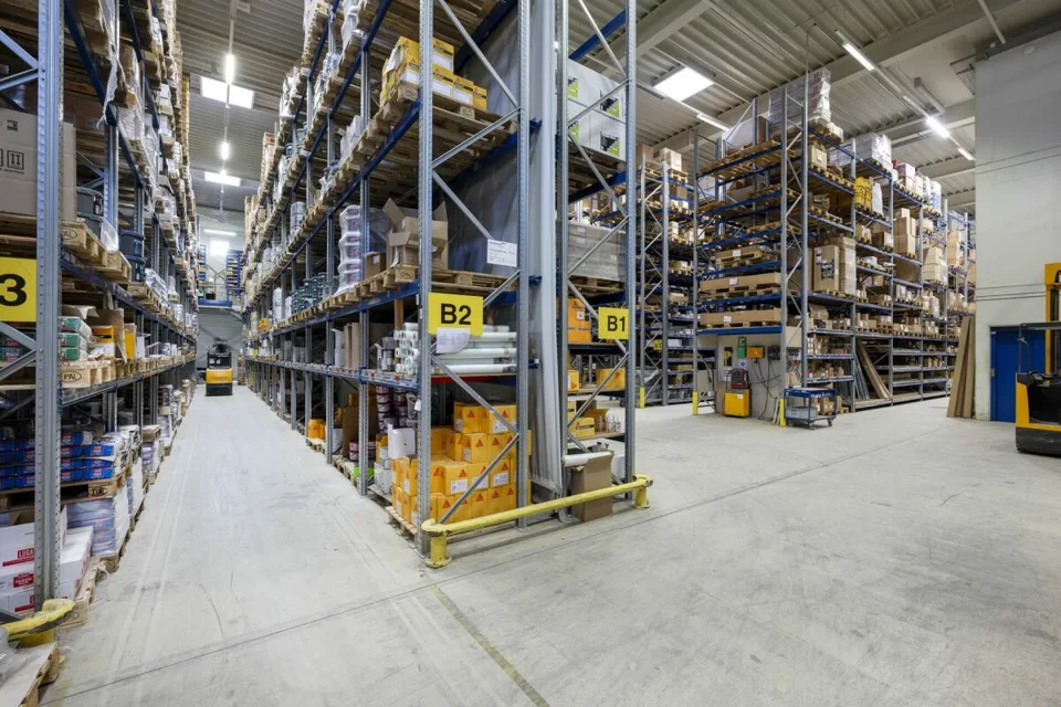 Edificio commerciale con magazzino a scaffalatura alta di 10 m e 800 m2 di uffici nel centro del Mittelland