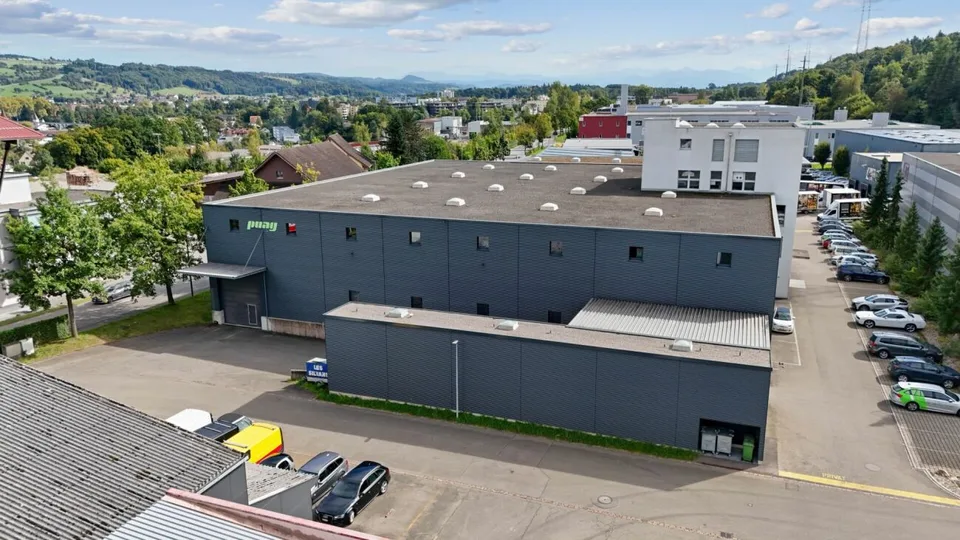 Edificio commerciale con magazzino a scaffalatura alta di 10 m e 800 m2 di uffici nel centro del Mittelland