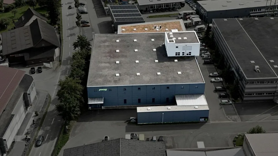 Edificio commerciale con magazzino a scaffalatura alta di 10 m e 800 m2 di uffici nel centro del Mittelland