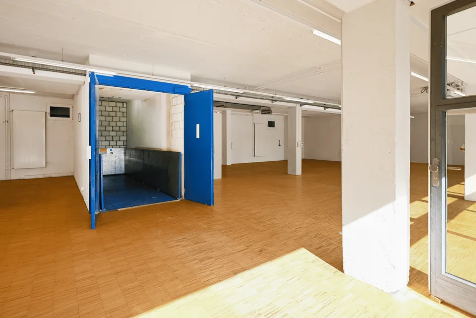 SHOWROOM / SPAZIO UFFICIO AL PIANO TERRA CON POTENZIALITA'