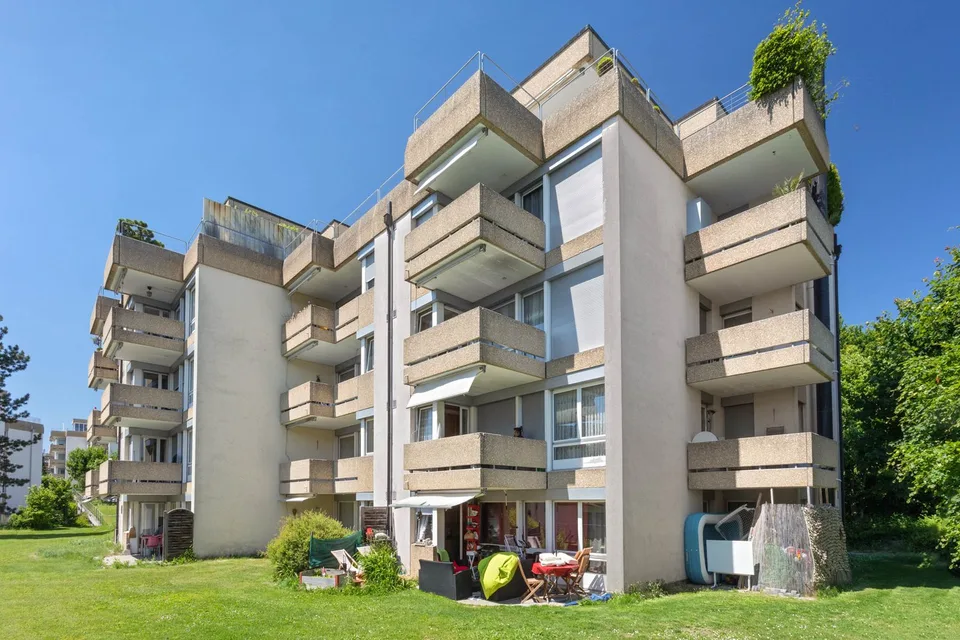 Emplacement moto dans un parking collectif