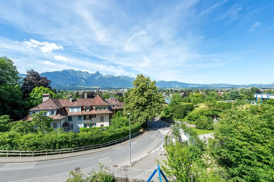 Grosszügige und helle 4.5-Zimmer-Wohnung mit Bergblick in Thun