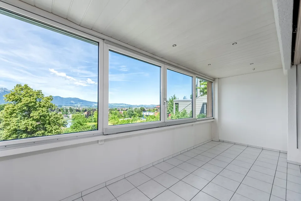 Ampio e luminoso appartamento di 4,5 locali con vista sulla montagna a Thun