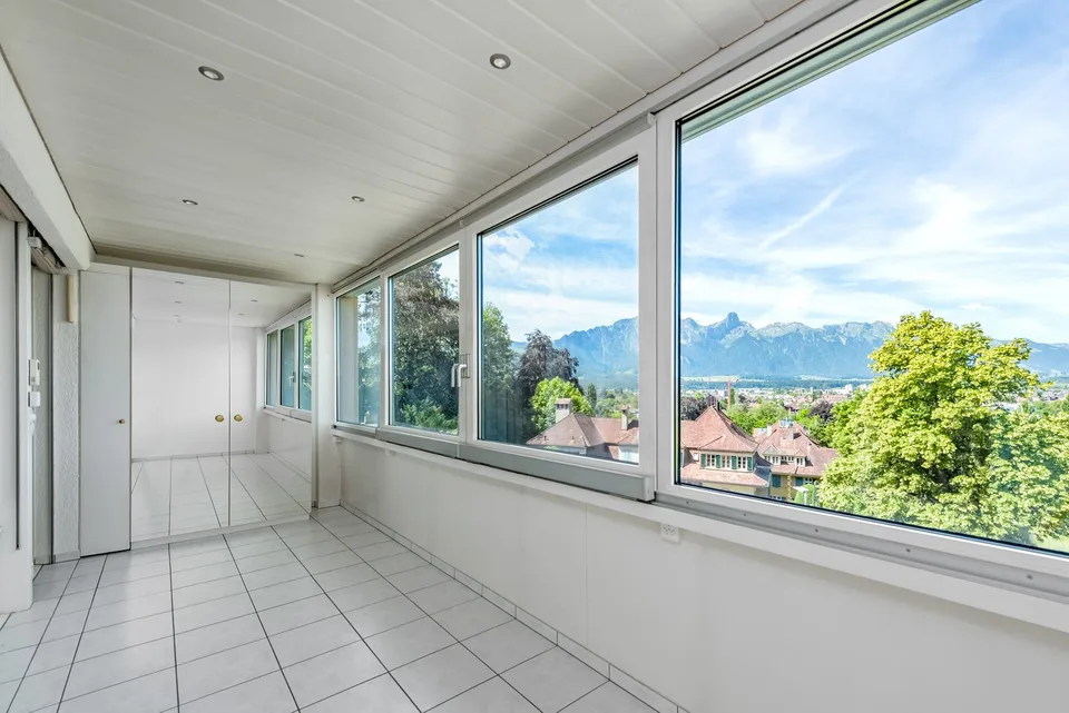 Ampio e luminoso appartamento di 4,5 locali con vista sulla montagna a Thun