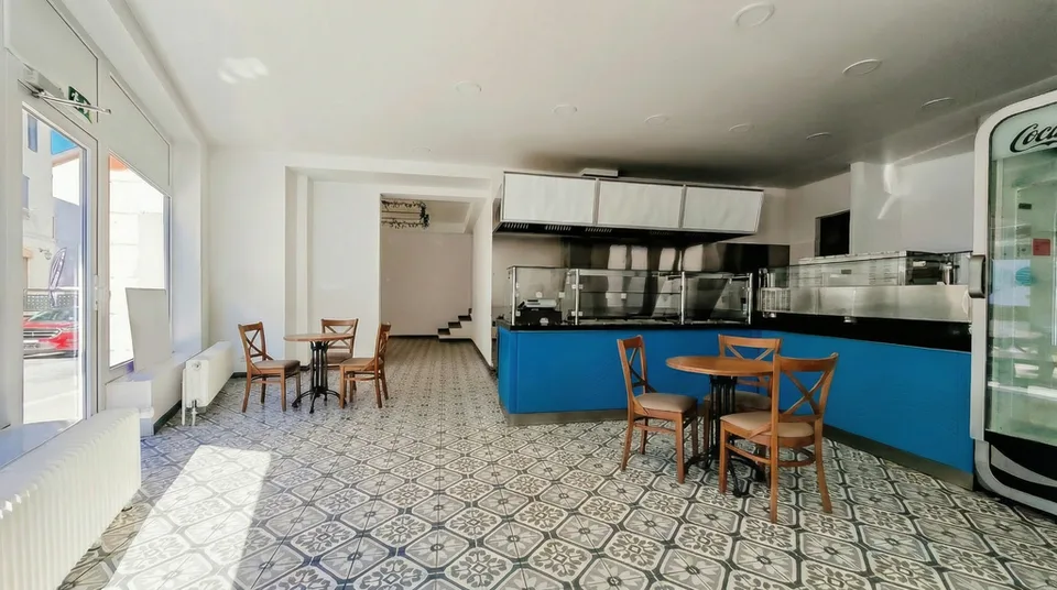 LOCALE COMMERCIALE PER UN RISTORANTE O SNACK/BAR