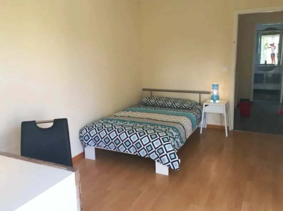 Chambre meuble en face EHL
