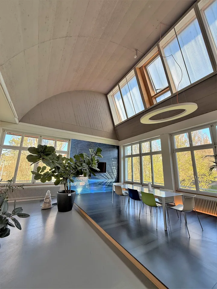 Versatile commercial space – 427 m² – photo 10 of 11