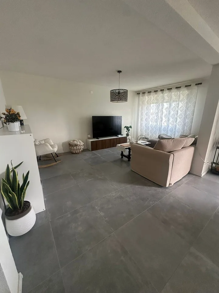 Große 3.5-Zimmer-Wohnung mit 10m2-Balkon und Parkplatz
