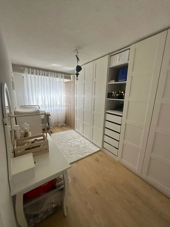 Großes Apartment mit 3.5 Zimmern und 10m2 Balkon, Parkplatz – Foto 7 von 9
