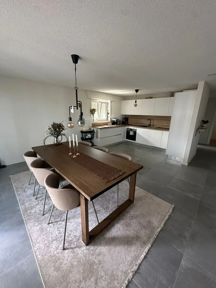 Große 3.5-Zimmer-Wohnung mit 10m2-Balkon und Parkplatz