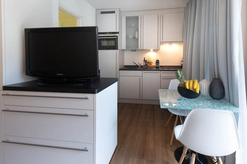 Furnished Studio Apartment in Zurich Wiedikon – Balcony, Cleaning Service