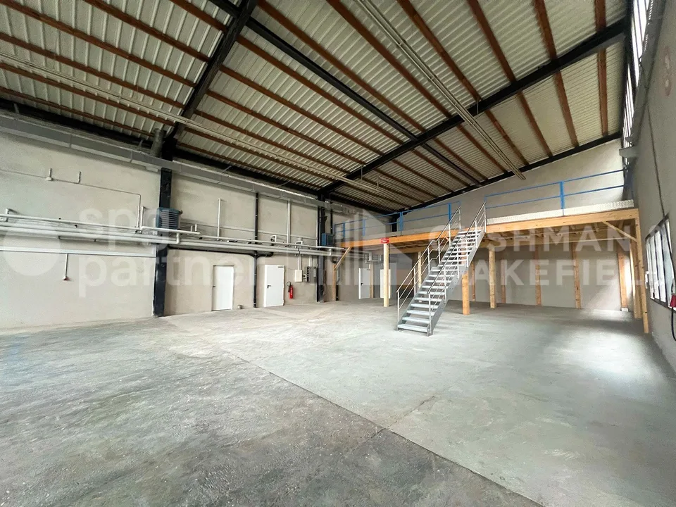 Atelier et dépôt de 1?470 m² avec cour extérieure à Petit-Lancy