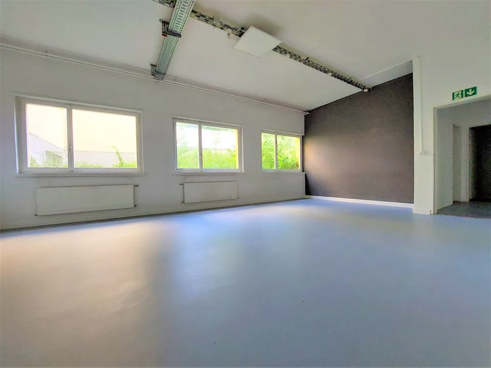 Espace d'atelier et de stockage polyvalent et praticable à Burgdorf