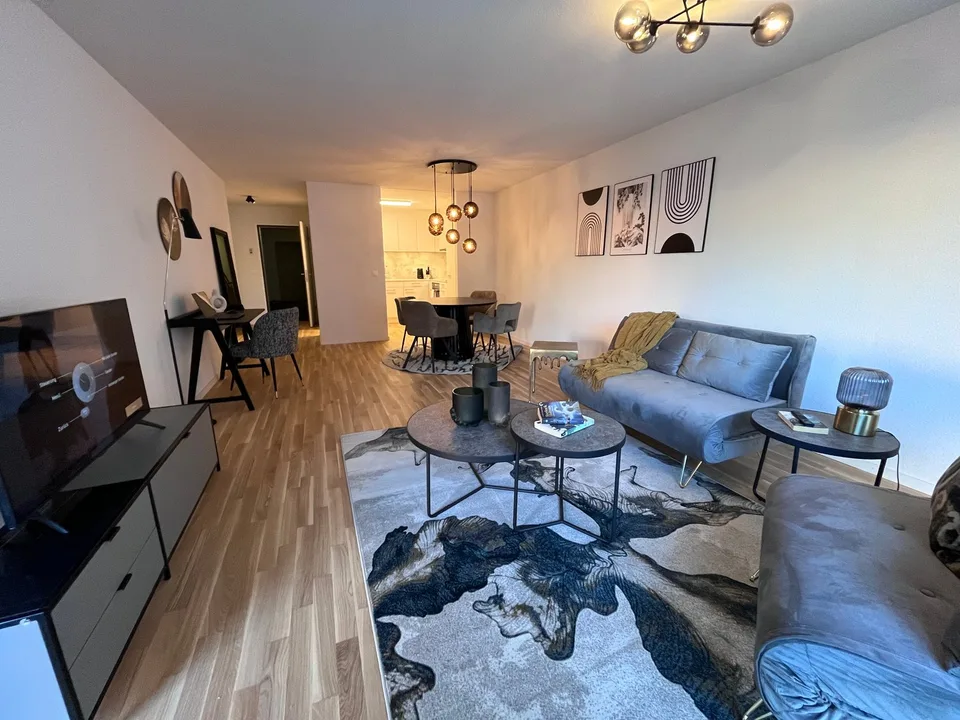 URBANES + STILVOLLES APARTMENT IN FLUSSNÄHE / URBAN + STYLISH APARTMENT NEAR THE RIVER