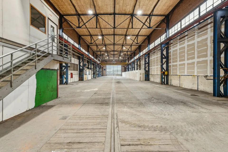 Ampia sala industriale con molteplici possibilità di utilizzo