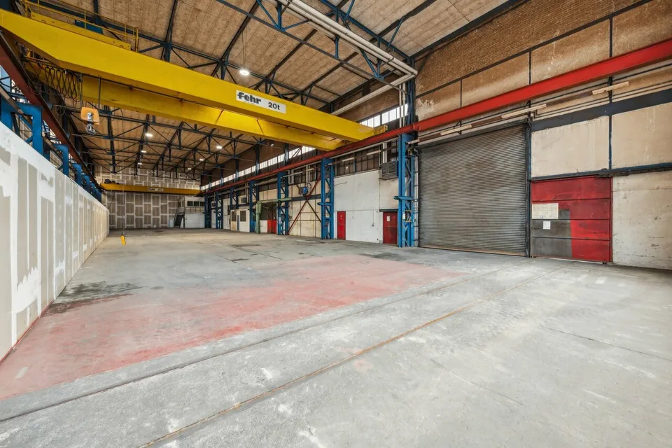 Ampia sala industriale con molteplici possibilità di utilizzo
