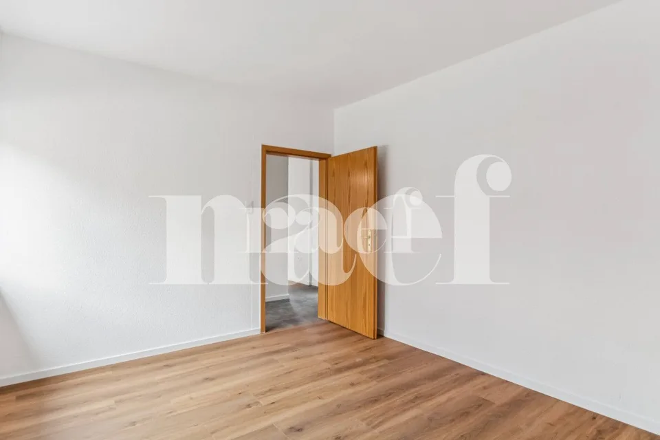 Appartement de 2 pièces entièrement rénové avec balcon au rez – Foto 13 von 15