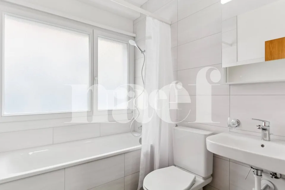 Appartement de 2 pièces entièrement rénové avec balcon au rez – Foto 14 von 15