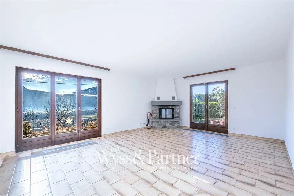 Agarone - Schönes Haus auf drei Ebenen mit privatem Garten und Pool