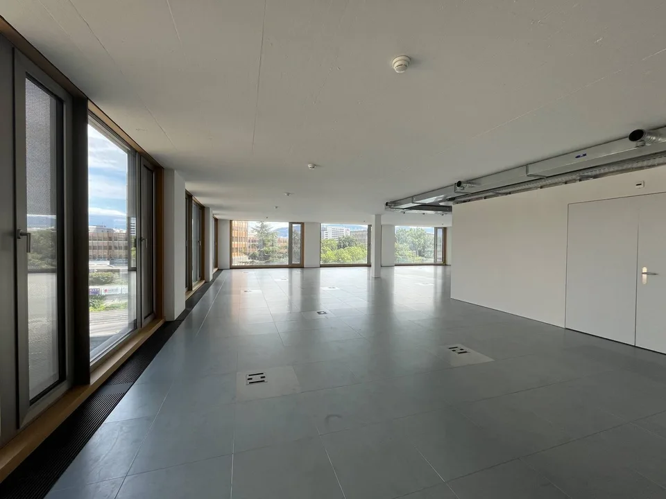 Plug & Play offices for rent in the airport sector