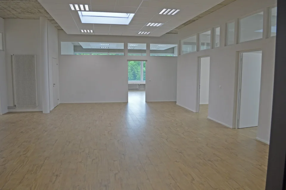 Grosszügige und helle Mietfläche im Gewerbe- und Bürohaus Omega – Foto 10 von 12