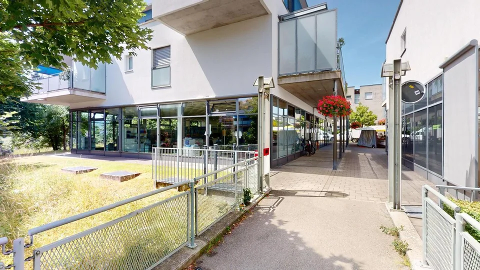 Bürofläche mit Bastelraum und zwei Einstellhallenplätzen
